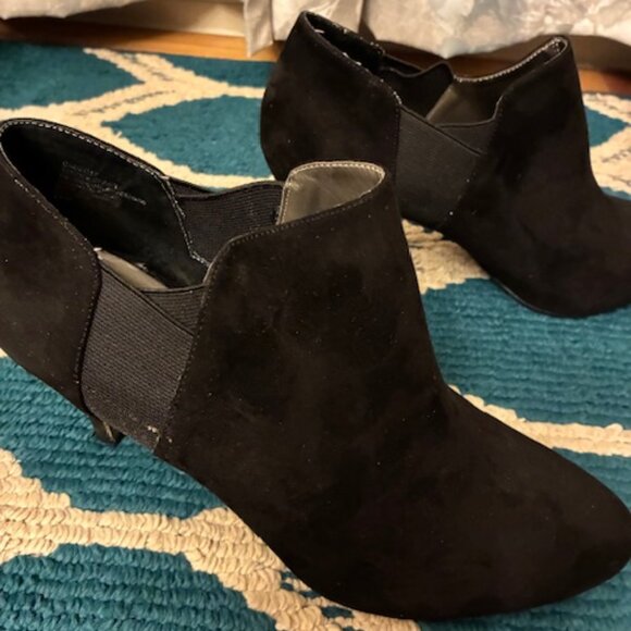 Nine West Women's Cameo3Y Black Faux Suede 3.5" heel Booties Dressy Size 11 - Picture 4 of 14